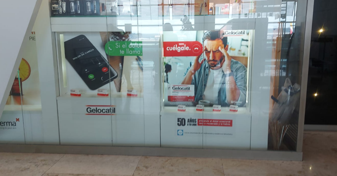 Vinilo decorativo en escaparate de tienda con diseño minimalista y tonos neutros