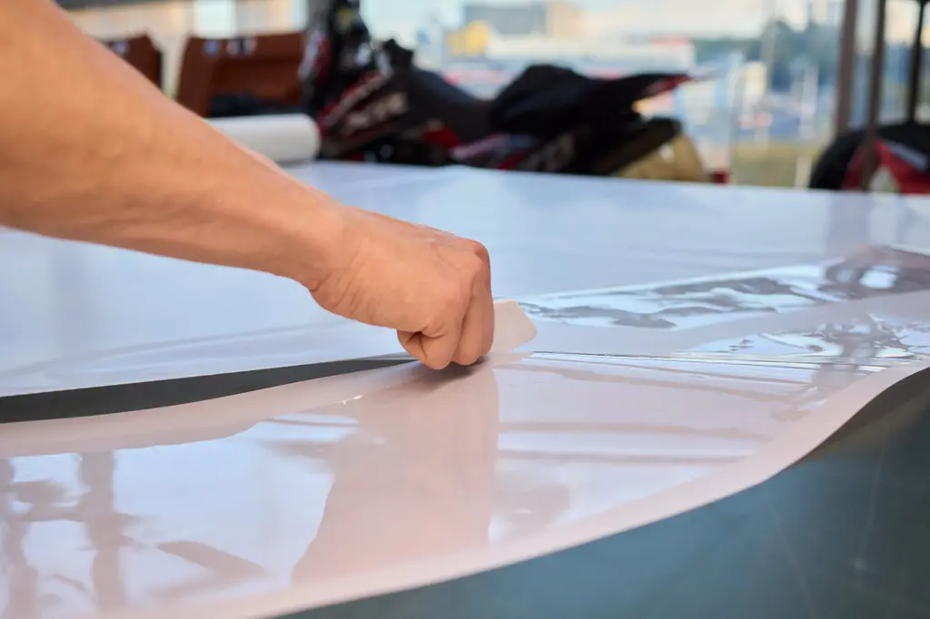 Cómo limpiar y mantener vinilos adhesivos — aplicación sobre superficie con espátula