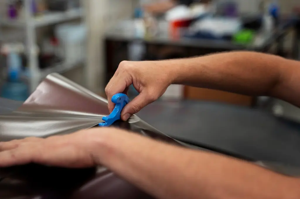 Mantenimiento de vinilos adhesivos con herramientas adecuadas — cuidado profesional