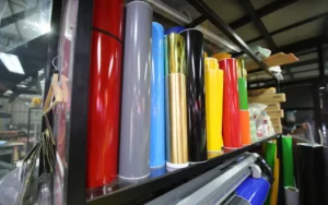 Diferentes tipos de vinilos adhesivos en rollo — guía de limpieza y mantenimiento según el tipo de vinilo