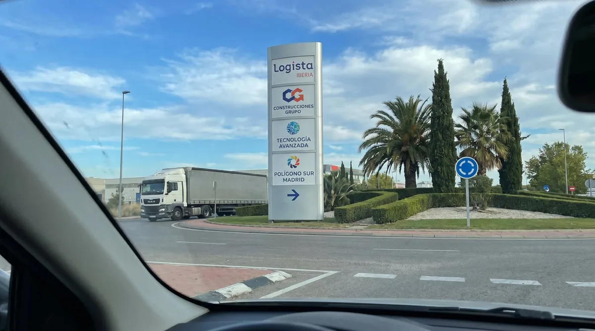 Tótem publicitario con directorio de empresas en la entrada de un polígono industrial en Madrid