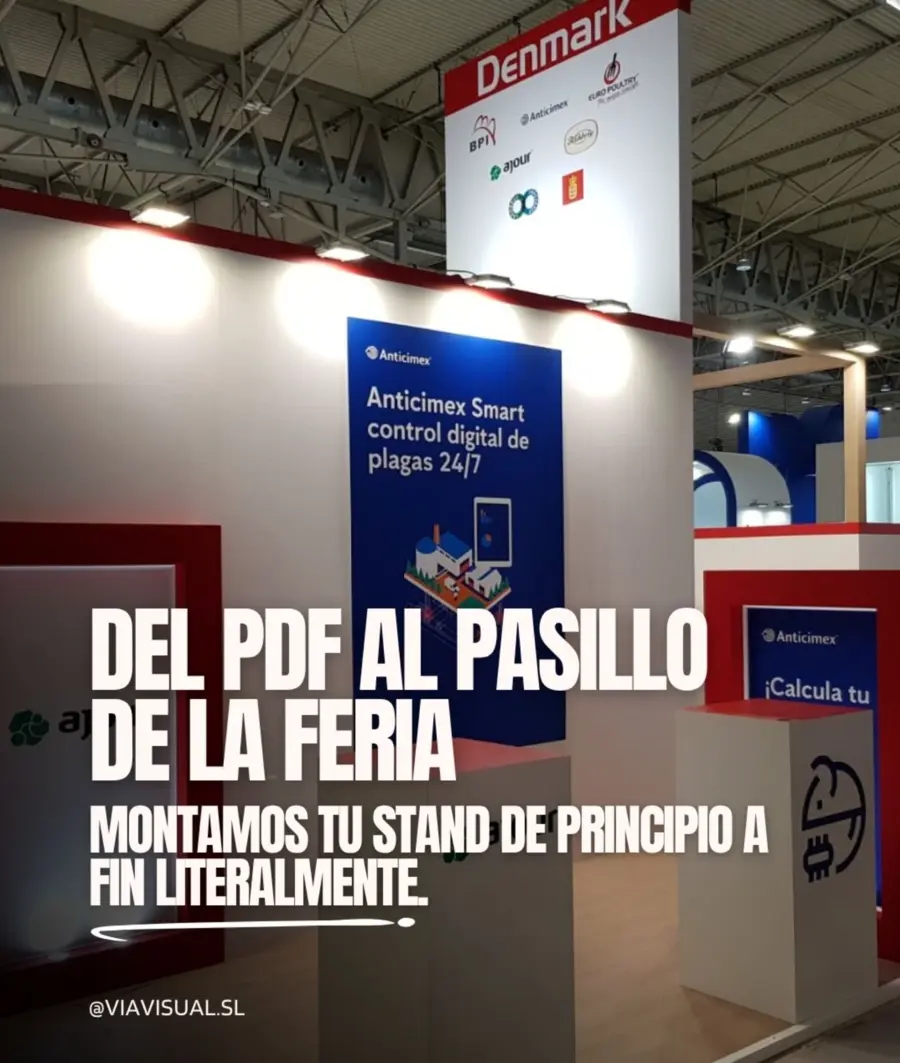 Stand de feria con paneles gráficos, cajas de luz y señalización corporativa producidos por Vía Visual